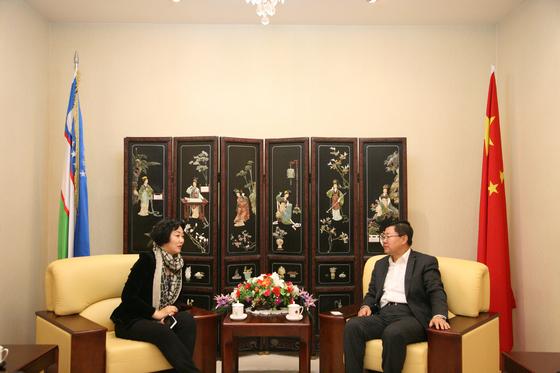 中国驻乌兹别克斯坦大使孙立杰（右）与中国文化传媒集团副总经理代柳梅（左）举行会谈_nEO_IMG.jpg