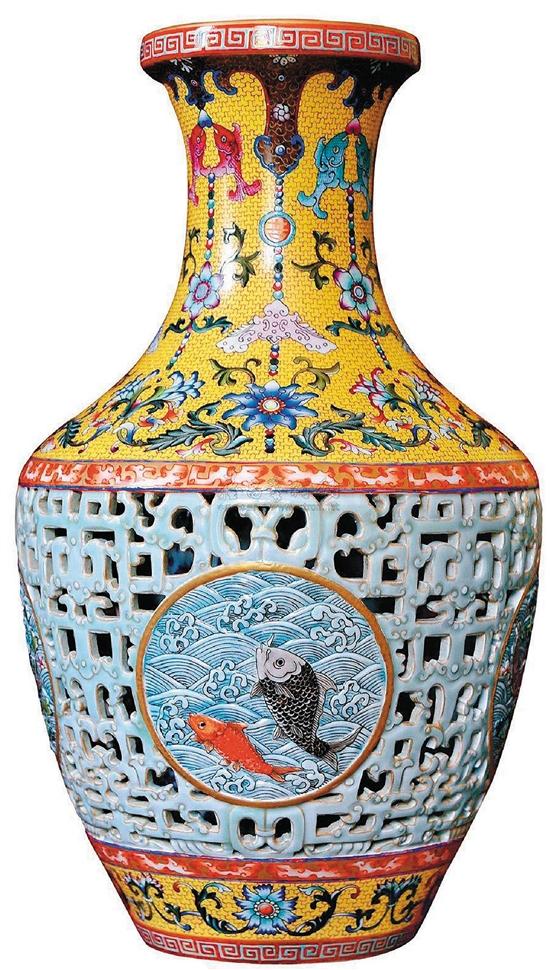 清乾隆30年（1730） 粉彩镂空开光鱼戏水纹瓶
