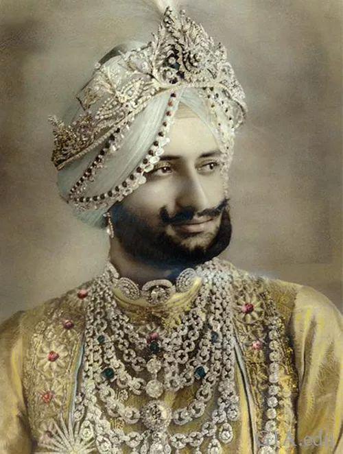 照片中的帕蒂亚拉王公 Yadavindra Singh 先生佩戴着华贵的珠宝，包括卡地亚在 1928 年为其父亲打造的两条项链