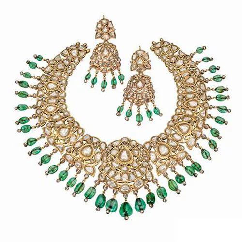 这条项链和这对耳环来自海德拉巴的尼扎姆家族，上面镶嵌了 150 克拉的戈尔康达钻石和 47 颗戈尔康达祖母绿珠子，22K 黄金。18 世纪莫卧儿帝国时代