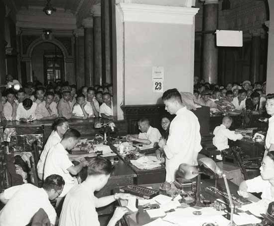 1948年8月，上海市民涌入银行兑换国民政府新发行的金圆券