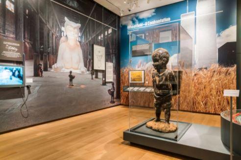 图片： 卡拉－沃克与艾格尼丝－迪尼斯（Agnes Denes）的作品在纽约城市博物馆的展览《开放空间中的艺术：纽约公共艺术50年》中展现。图片：Courtesy of the Museum of the City of New York