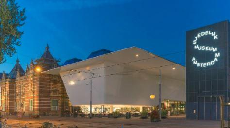 阿姆斯特丹市立博物馆的历史建筑和新翼。图片：致谢由阿姆斯特丹市立博物馆
