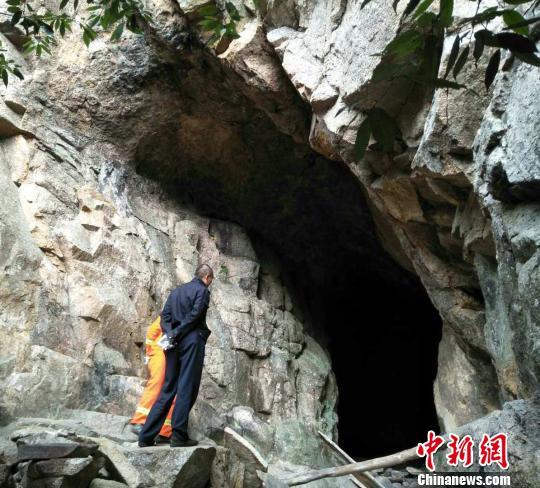 7日，安徽黄山风景区发现一处古洞穴。　查袁钢　摄