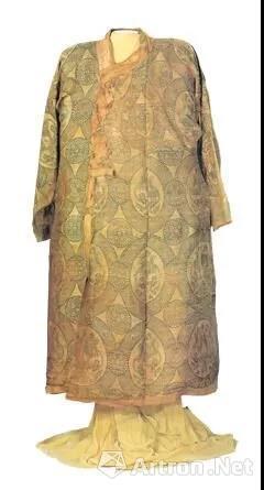 北宋灵鹫球纹锦袍，1953年在新疆与青海交界处阿拉尔地区的古墓中发现 ，现藏故宫博物院