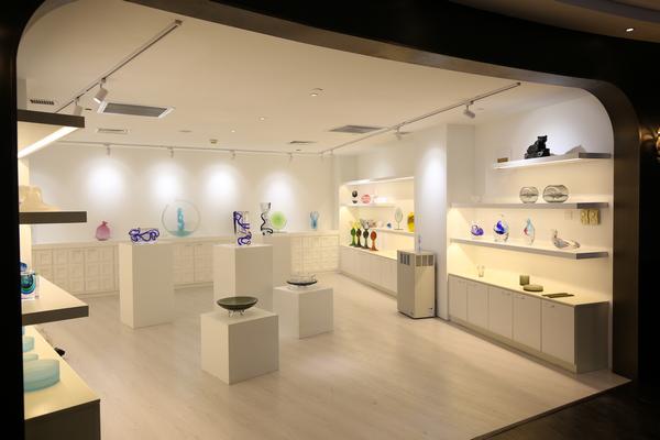 上海视觉艺术学院的商品在上海艺术馆臻品商城内展示销售---------_nEO_IMG.jpg