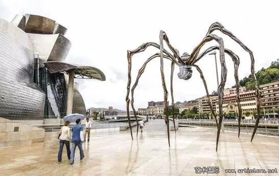 古根海姆美术馆广场上路易斯·布尔乔亚的作品《大蜘蛛》