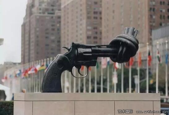 Carl Fredrik Reuterswrd的《Knotted Gun》雕塑作品