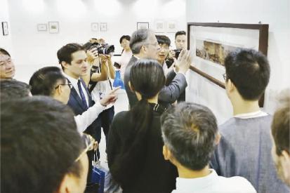 2016年11月20日，时任法国驻华大使顾山观看影易时代举办的“中国早期摄影名作收藏展” ，了解1850 - 1949年间来华的法国摄影名家。  周国献  摄
