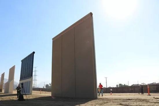 墨西哥-美国边境墙样板。图片：Michelle Moons for Breitbart News。