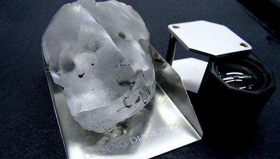 1月15日，英国宝矿公司公布的910克拉钻石照片。图片来源：视觉中国