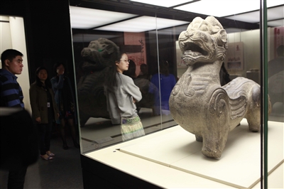 河南博物院收藏的珍贵文物2015年在深圳博物馆展出。广报全媒体记者轩慧 摄