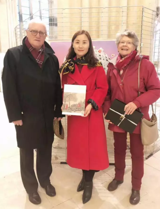 茗墨青初（北京）文化传播有限公司罗总将《艺术焦点》创刊号赠予桑利斯市第一副市长、市长夫人