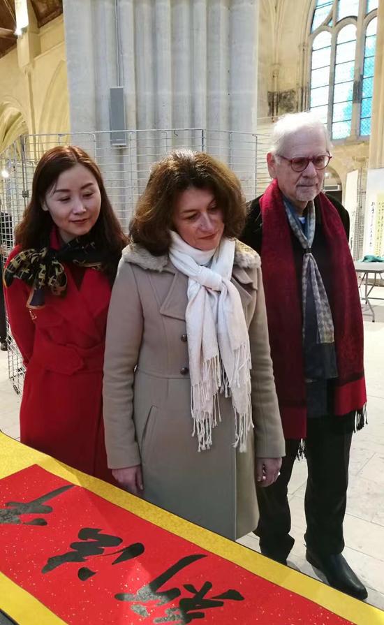 茗墨青初（北京）文化传播有限公司罗总与法国桑利斯市长、法国法中艺术展览协会主席看展