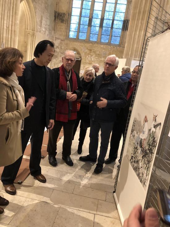法国桑利斯市长等人参观中国艺术名家张军的作品