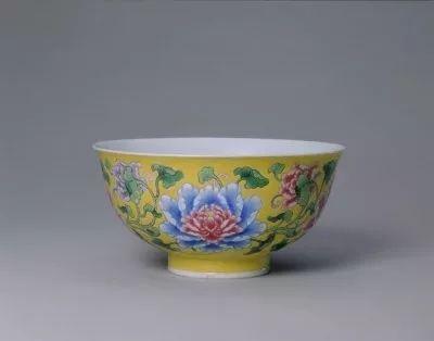 清康熙 黄地珐琅彩缠枝牡丹纹碗 北京故宫博物院藏
