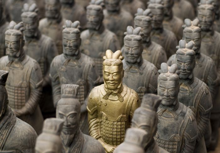 golden-statue-among-terracotta-warriors-in-xian
