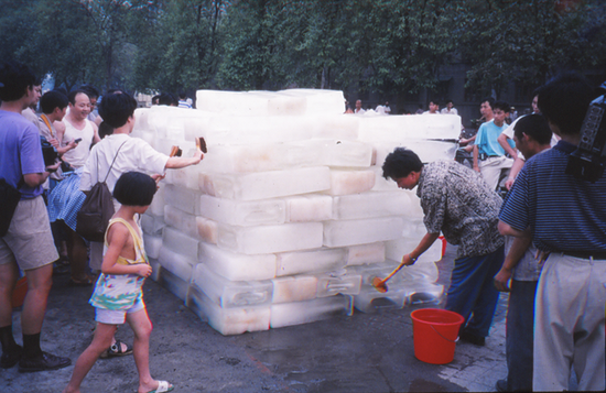 1995年，尹秀珍在成都做了行为作品“洗河”。