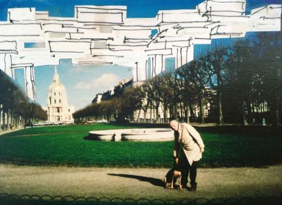 尤纳与他的狗合影，在《为家园辩护》一书中，他表示自己的小狗给他带来了很多灵感，照片上方为尤纳设想的“空中城市”
