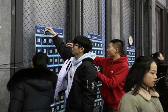中国美术学院开考首日，进考场时手机要一律关机并放在手机袋中统一保管