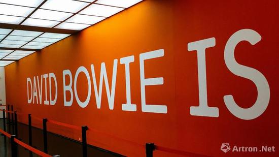 2014年，大卫·鲍伊展览巡回到芝加哥当代艺术博物馆（photo by Sean Benham/Flickr）
