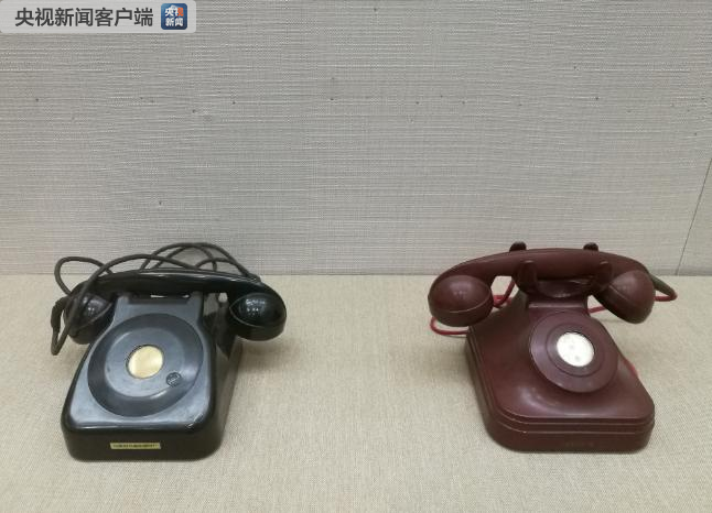 △周恩来在人民大会堂临时办公室使用过的红色和黑色保密电话机