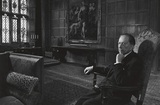 1964年，盖蒂在苏丹王宫的会客厅。图片来源www.getty.edu