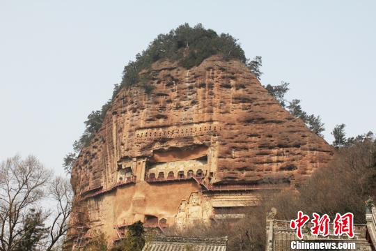 “中国四大石窟”之一的麦积山石窟位于甘肃省天水市，始建于距今约1600年的后秦，现存洞窟221个，其中有大量精美的雕塑、壁画等，素有“东方雕塑陈列馆”之美誉。　徐雪　摄