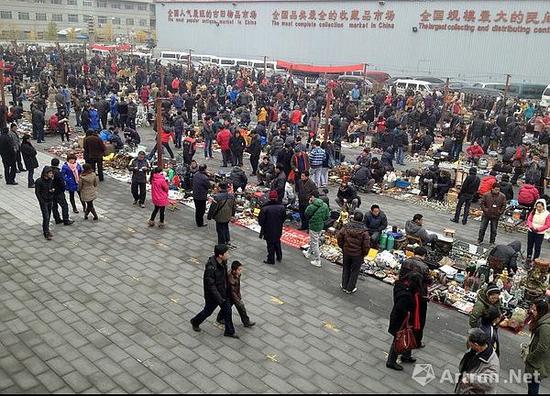 北京潘家园里各种古玩地摊