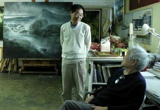 作者（左）在潘其流画室