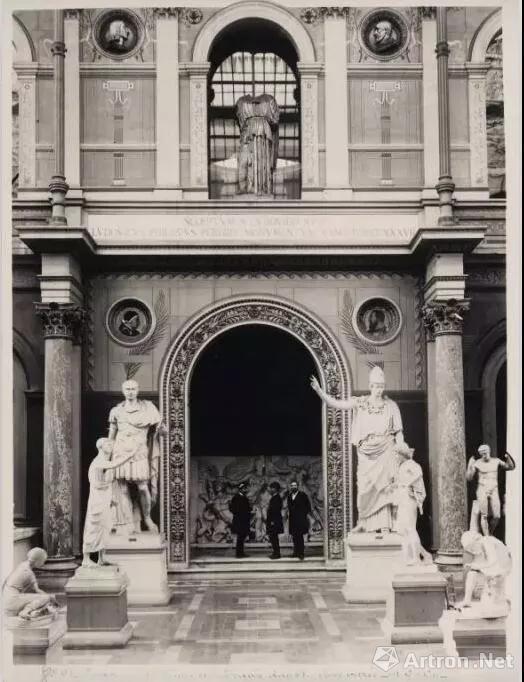 在大革命中，由皇室掌控的学院派被资产阶级革命的浪潮所裹挟，法国皇家绘画与雕塑学院变作了巴黎国立高等美术学院。