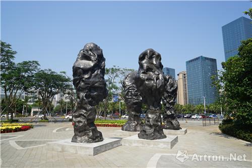 隋建国 Sui Jianguo 中文名称：罗汉肖像 　　英文名称：Blind Portrait 　　年代：2014 　　尺寸：单体高500cmX 5个 　　材料：铸青铜