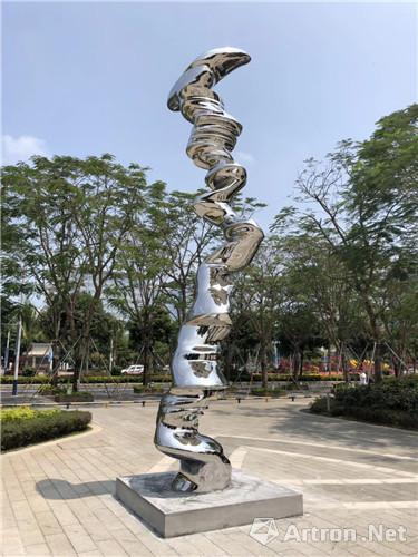 托尼·克拉格Tony Cragg 作品名称《Elliptical Column》 　　年代：2012 　　材质：不锈钢 　　尺寸：580 x 154 x 136 cm ；重量：3800 kg