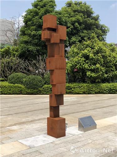 　　安东尼·葛姆雷Antony Gormley 作品名称：《BIG WRENCH》 年代：2014 材质：铸铁 　尺寸：289.5 x 55 x 51厘米；重量：1800公斤