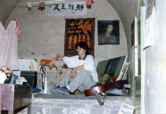 文献资料 1989年，马野于陕西省榆林市绥德县崔家湾中学任美术课老师（摄于催家湾中学办公室）
