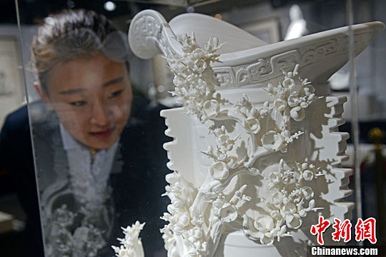  资料图：民众欣赏德化白瓷雕刻艺术品。中新社记者 韦亮 摄  