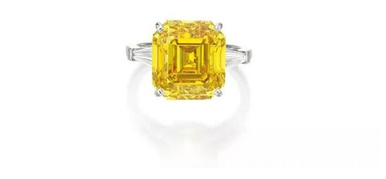 艳彩橙黄色钻石配钻石戒指 　　拍品编号：1645 　　成交价：10，920，000 港元