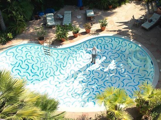 霍克尼在去年80岁生日前，重新“粉刷”了他著名的泳池 ? David Hockney， photograph by Richard Schmidt