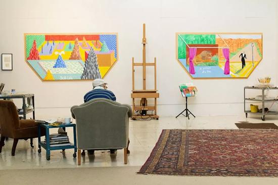 David Hockney， in his studio， contemplating two recent unfinished works。 ? Nathanael Turner for The New York Times