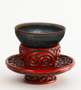 南宋·建窑兔毫盏 口径：11.2cm 高：4.5cm 明初·剔红盏托 底款：杨茂款 盏口径：9.2cm 托口径：15.4cm