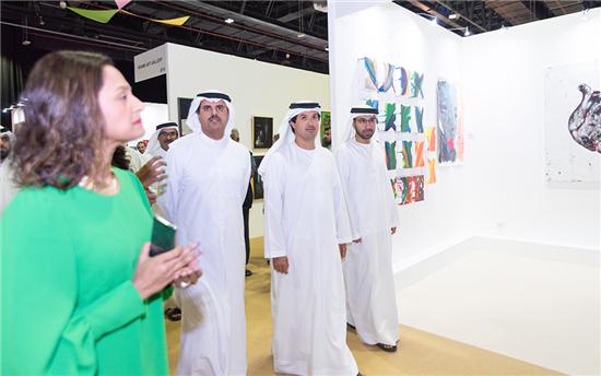 迪拜旅游和贸易推广部部长即迪拜世界贸易中心首席执行官 Helal Saeed Al Marri先生驻足观看  
