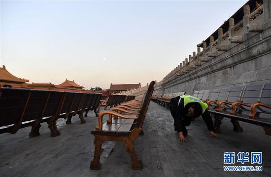 12月31日，工作人员在故宫乾清门广场检查座椅。新华社记者 金良快 摄