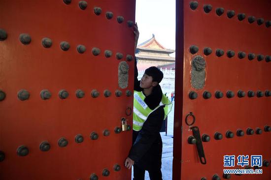 12月31日，工作人员关闭故宫隆宗门。新华社记者 金良快 摄