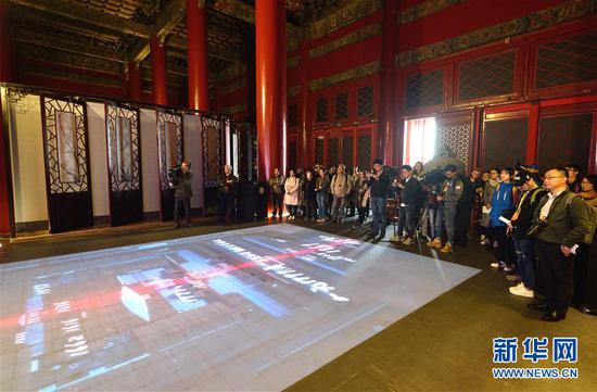 10月14日，记者们在故宫端门数字馆观看数字沙盘。
