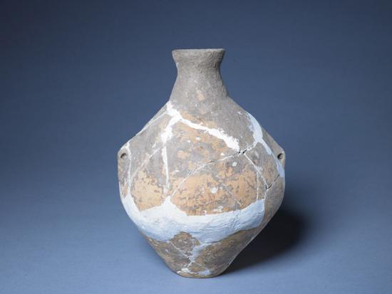 红陶小口瓶，新石器时代磁山文化，高23.8cm 口径5.2cm 底径5.6cm。