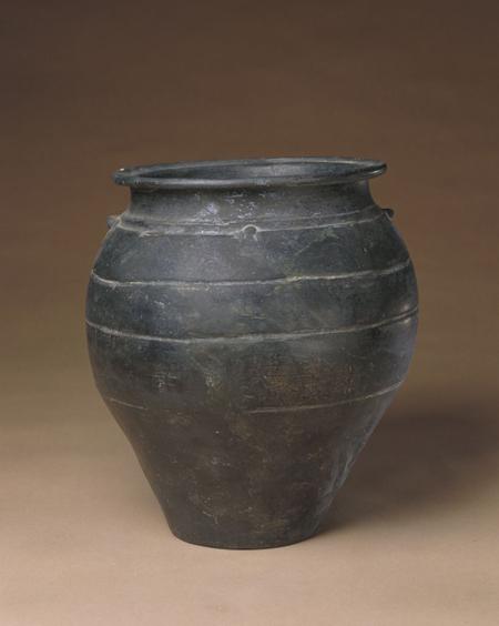 黑陶双系罐，新石器时代龙山文化，高26.0cm，口径19.5cm，底径10.5cm。