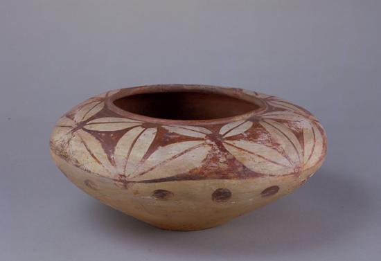 彩陶钵，新石器时代青莲岗文化，高11.2cm，口径14.5cm，底径7cm。
