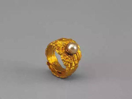 金錾牡丹纹嵌珠戒指