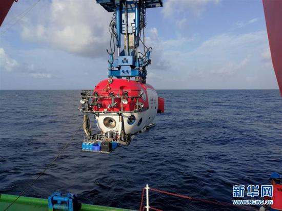 这是4月20日拍摄的载人深潜器“深海勇士号”执行第一次下潜任务（资料照片）。