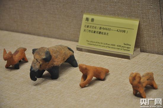 5月19日，天门市博物馆展出的石家河遗址出土文物陶兽。周林利 摄